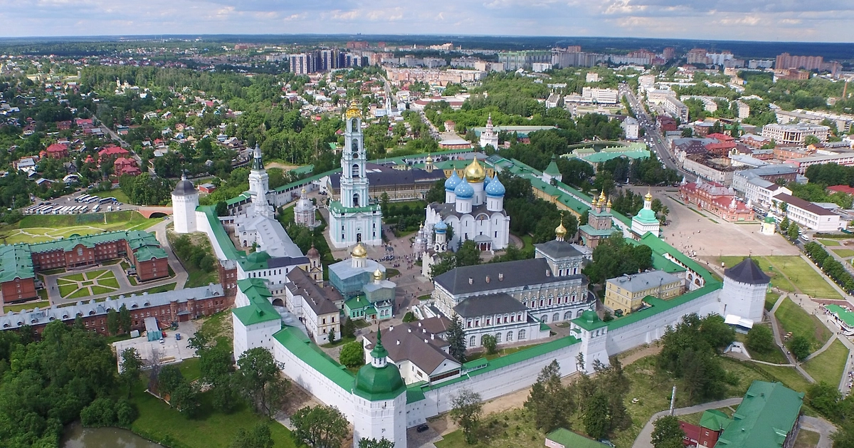 Сергиев Посад — не просто город. Это место силы, ведь именно в окрестностях Посада совершал чудеса Сергий Радонежский. Фото © Wikipedia / Sergey Ashmarin