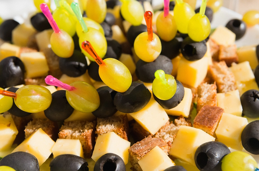 Настоящее новогоднее чудо — бюджетные канапе из дорогих ингредиентов. Когда гостей надо очаровать! Фото © Shutterstock / FOTODOM / Natalia Chuen