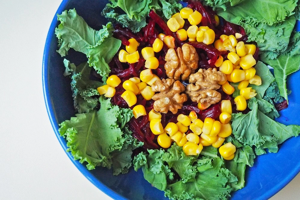 Новогодний салат, который не опорожнит вам кошелёк, если есть ограничения по бюджету. Фото © Shutterstock / FOTODOM / Alyona Kotovich