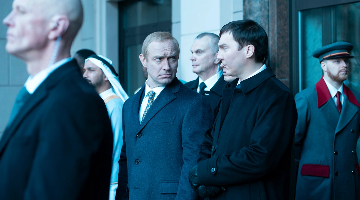 Фильм «Кремлёвский волшебник» — Джуд Лоу в роли Владимира Путина. Обложка © Кадр из фильма «Кремлёвский волшебник», режиссёр Оливье Ассайас, сценаристы Оливье Ассайас, Эммануэль Каррер, Джулиано да Эмполи / Kinopoisk