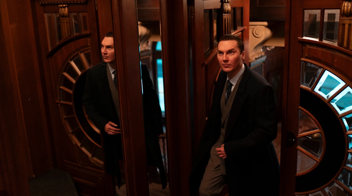 «Кремлёвский волшебник» — актёры и роли. Фото © Кадр из фильма «Кремлёвский волшебник», режиссёр Оливье Ассайас, сценаристы Оливье Ассайас, Эммануэль Каррер, Джулиано да Эмполи / Kinopoisk