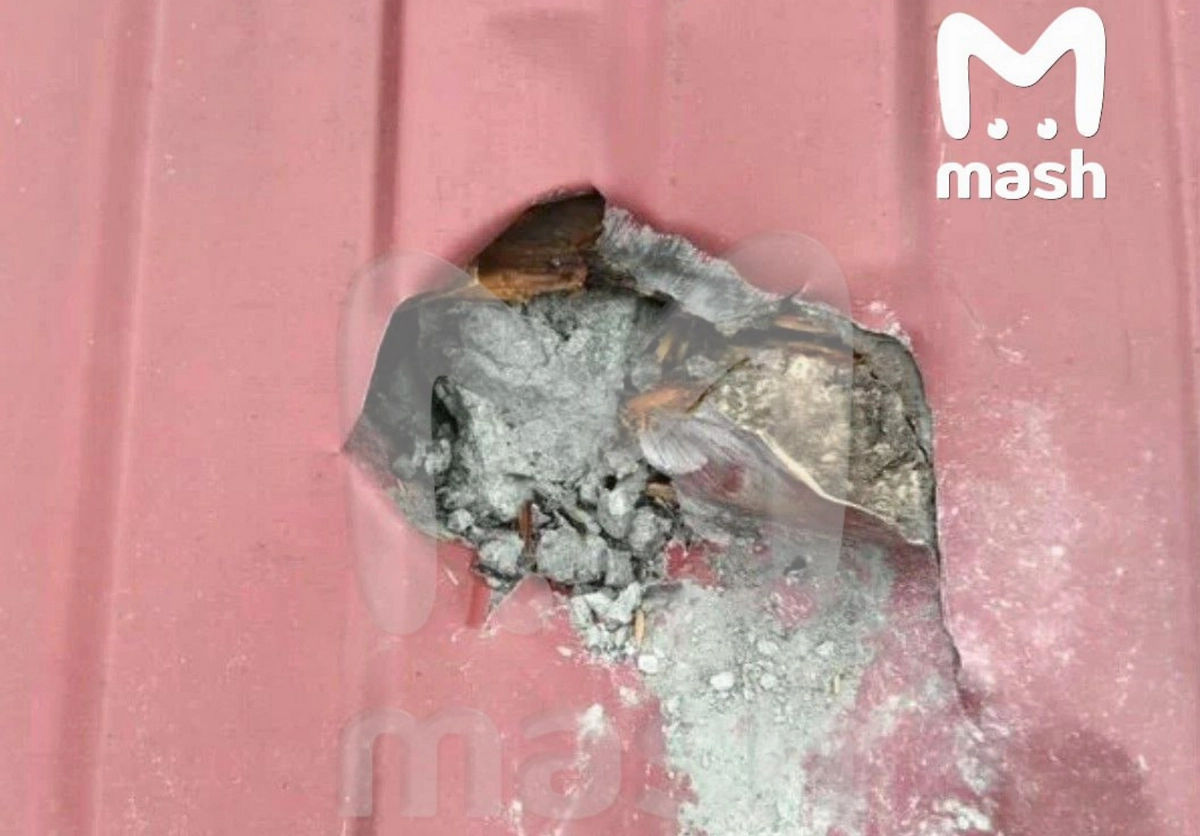 Метеорит пробил крышу дома под Ярославлем. Фото © Telegram / Mash