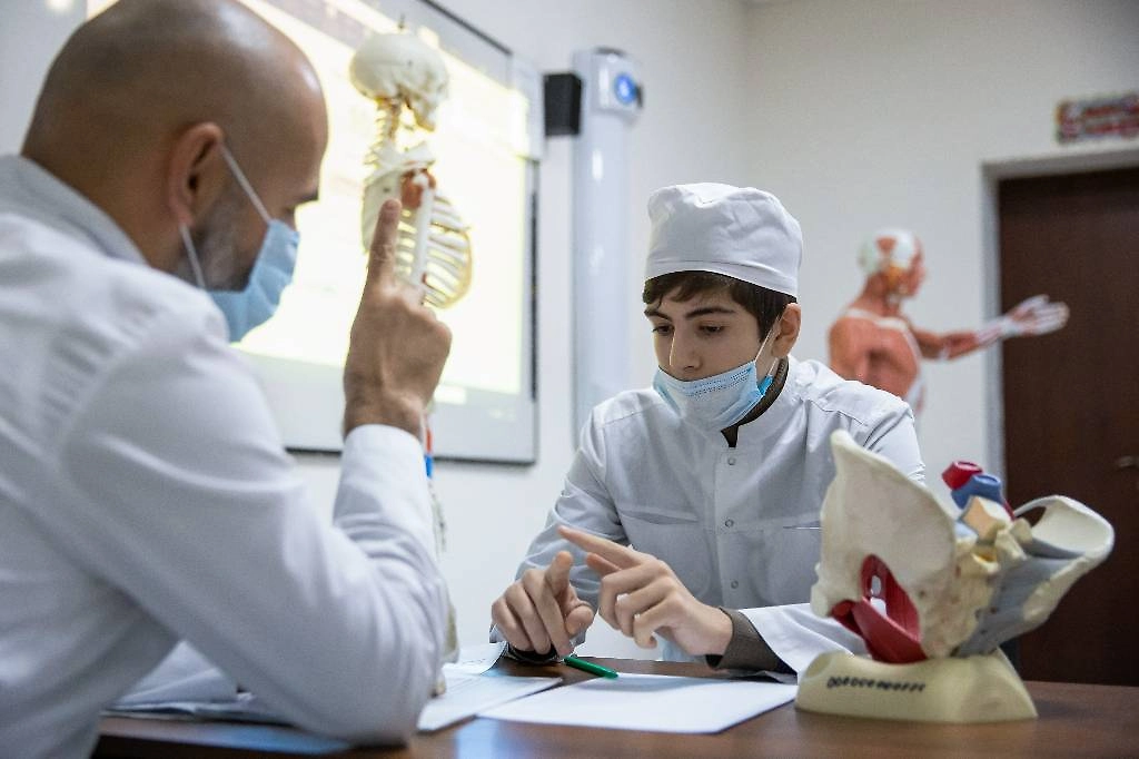 Наставничество для выпускников медицинских вузов — в чём заключается. Фото © ТАСС / Елена Афонина