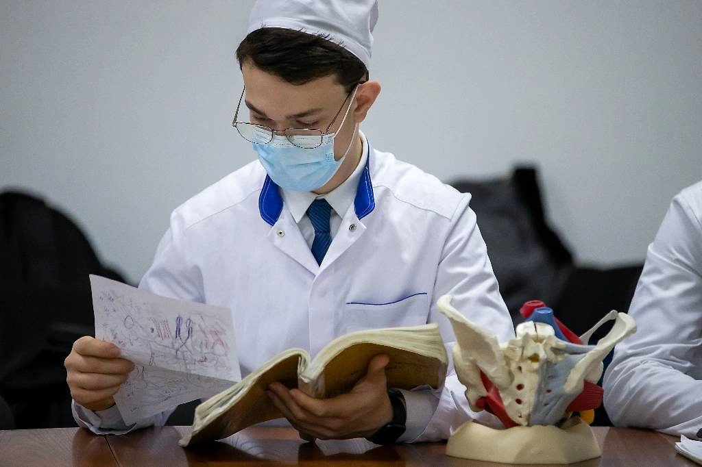 Какие категории студентов-медиков будут отрабатывать свой диплом. Фото © ТАСС / Елена Афонина