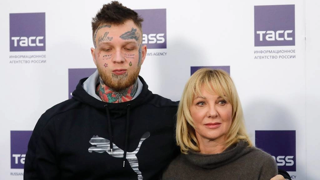 Сын Елены Яковлевой Денис Шальных не стал актёром. Зато стал парикмахером. Отчасти. Фото © ТАСС / Михаил Джапаридзе