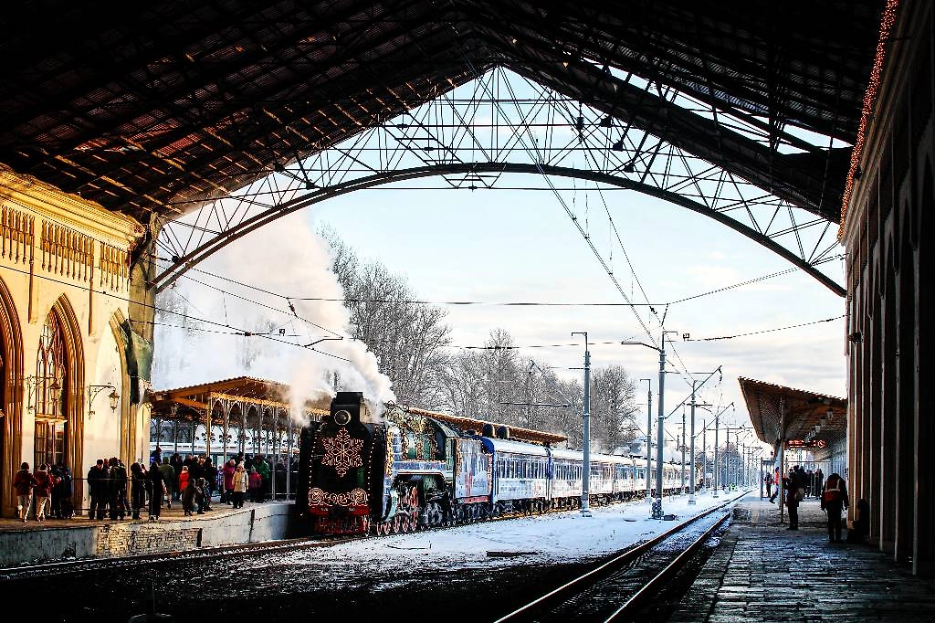 Прибытие поезда Деда Мороза в Санкт-Петербург. Фото © ТАСС / Валентин Егоршин