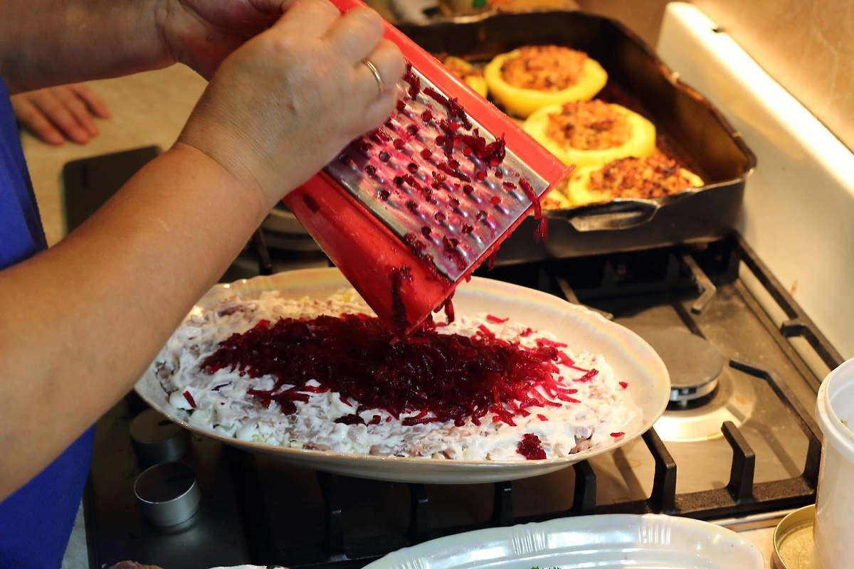 Порядок слоёв в селёдке под шубой. Фото © Shutterstock / FOTODOM / Ivan Azimov 007