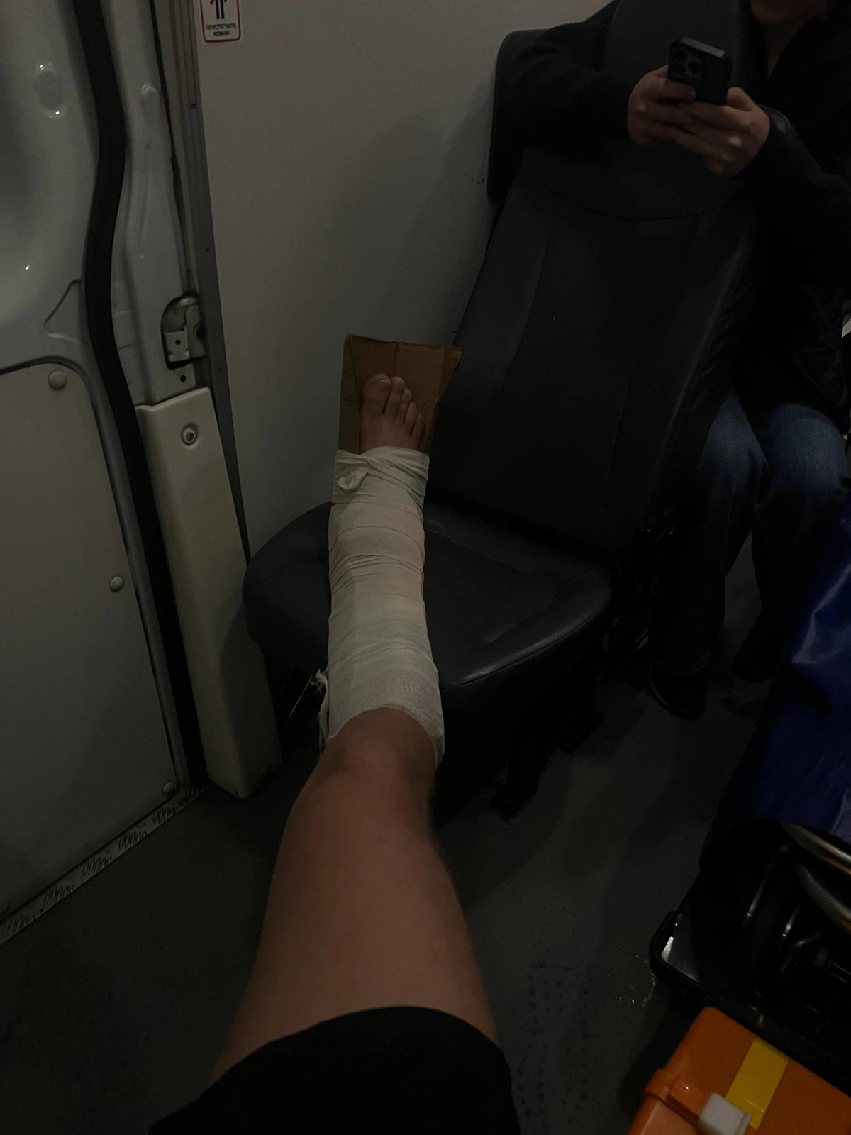 Саша Стоун получил травму и оказался на каталке. Фото © Telegram / SASHA_STONE