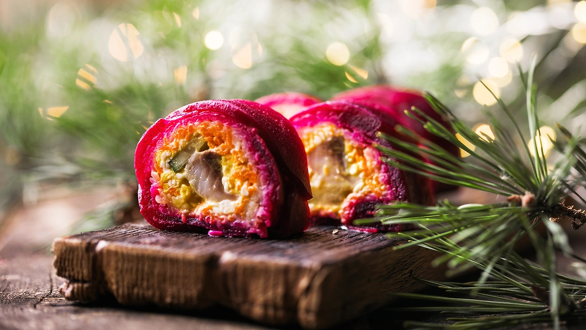 Селёдка под шубой в виде роллов — рецепт. Обложка © Shutterstock / FOTODOM / Sokor Space