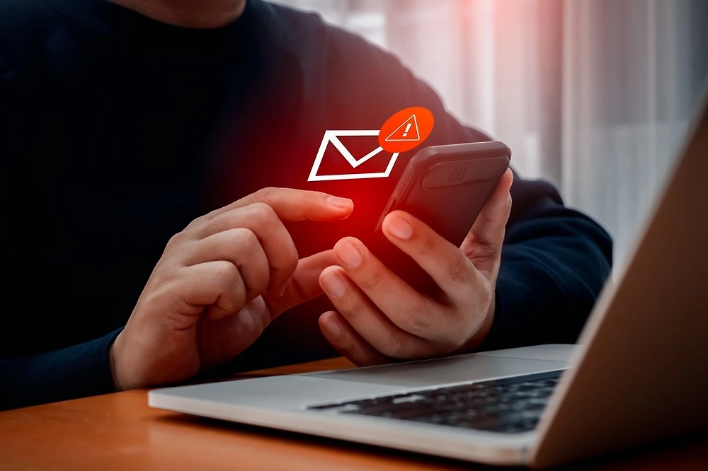 Организации учат сотрудников защите от киберугроз. Обложка © Shutterstock / FOTODOM / tete_escape