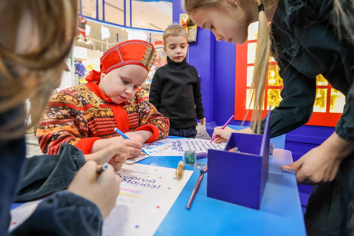 Как написать и украсить письмо Деду Морозу. Фото © ТАСС / Артём Геодакян