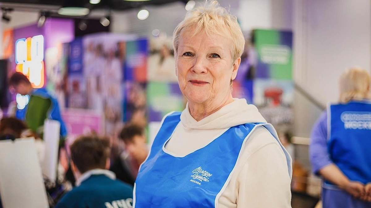 В Москве работают волонтёры «серебряного» возраста. Обложка © mos.ru