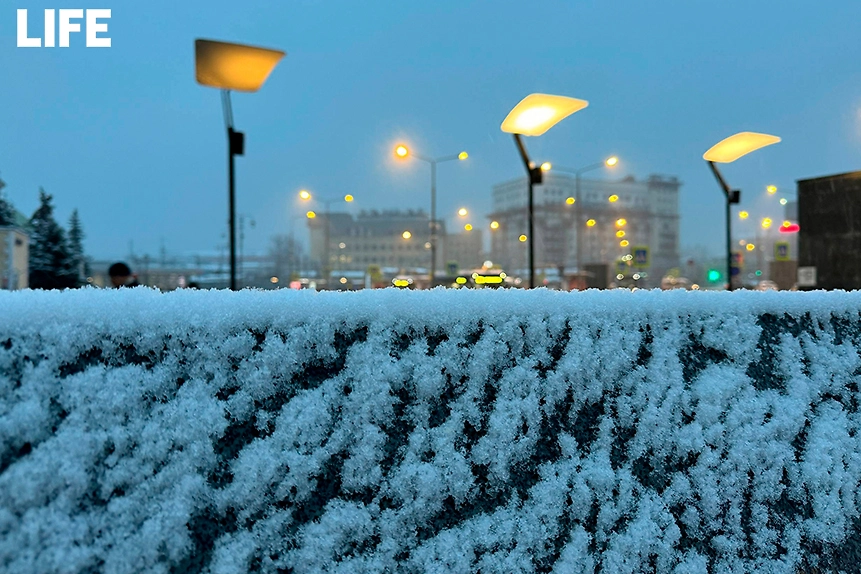 Москва проснулась под белым покрывалом. Фото © Life.ru