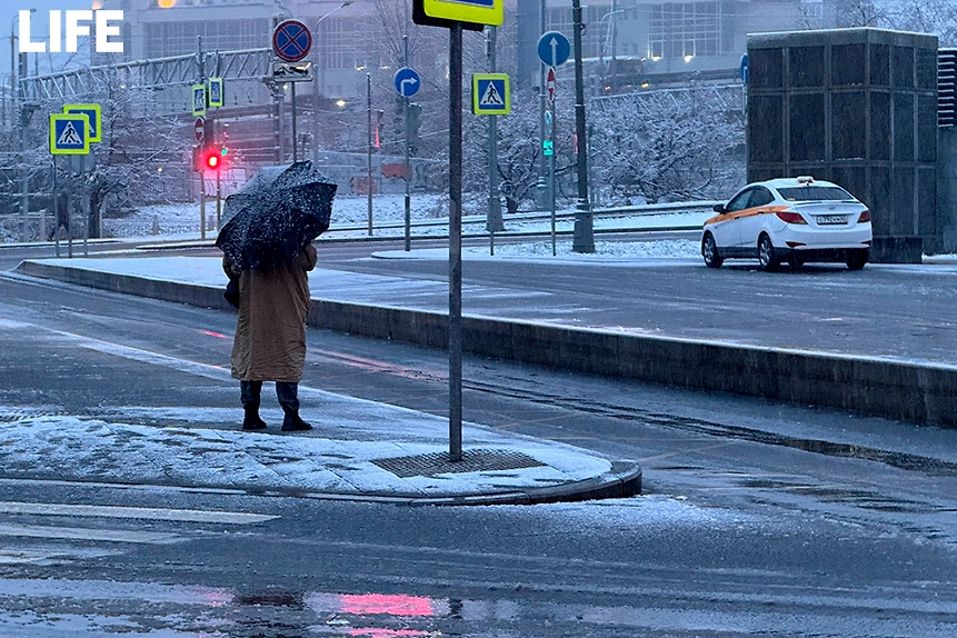 Москва проснулась под белым покрывалом. Фото © Life.ru