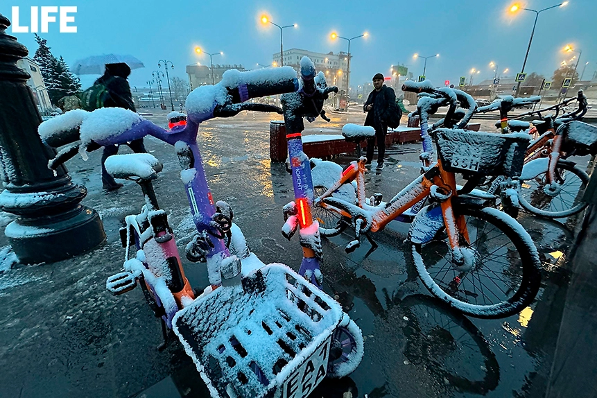 Москва проснулась под белым покрывалом. Фото © Life.ru