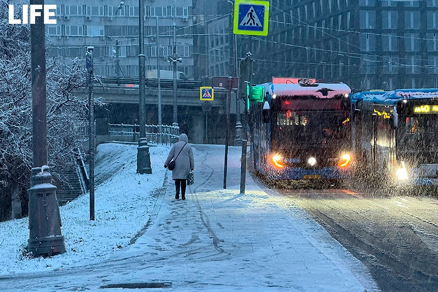 Москва проснулась под белым покрывалом. Фото © Life.ru