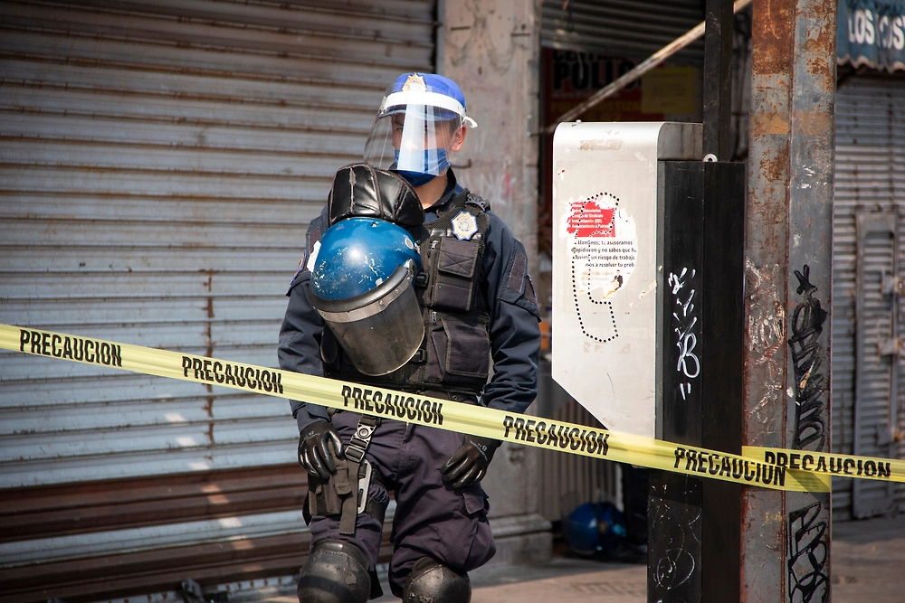 В ходе беспорядков на марше «Поколения Z» в Мехико пострадали 100 полицейских В ходе беспорядков на марше «Поколения Z» в Мехико пострадали 100 полицейских