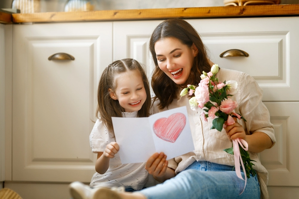 Подарок на День мамы — каким он будет, если ваш бюджет ниже 500 рублей? Может, даже лучше, чем дорогая вещь? Фото © Shutterstock / FOTODOM / Yuganov Konstantin