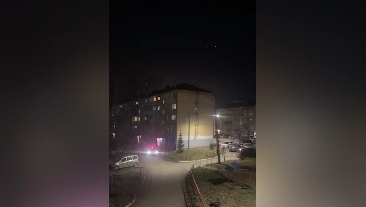 В Первоуральске мужчина взял заложников и грозит взорвать гранату В Первоуральске мужчина взял заложников и грозит взорвать гранату