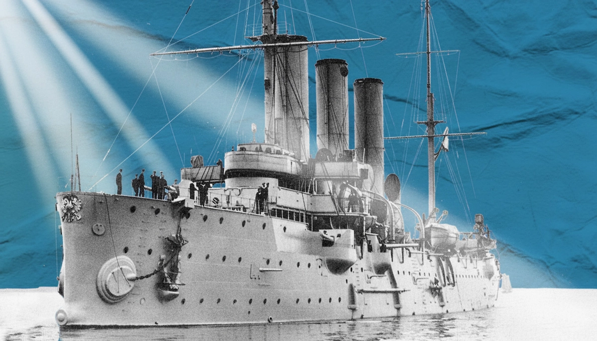 Крейсер «Аврора» появился ещё при царе, но стал символом революции 1917 года. Коллаж © Life.ru. Фото © Wikipedia 