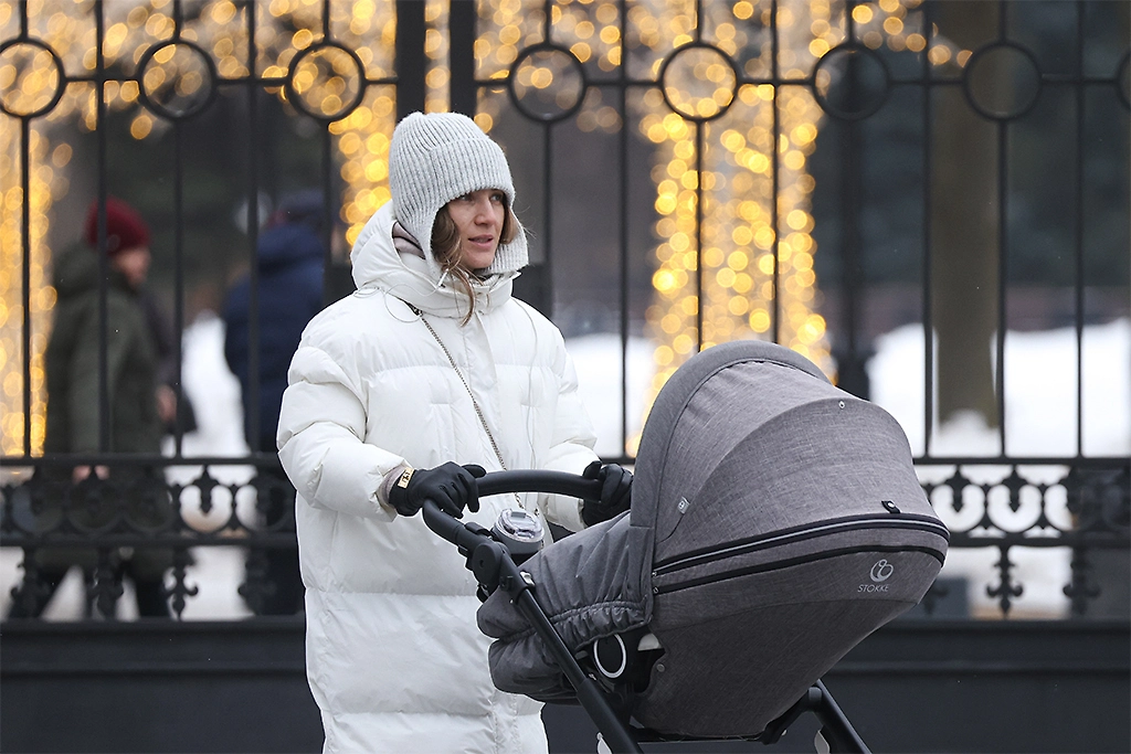 С 1 декабря 2025 года повысят социальные выплаты. Обложка © ТАСС / Артём Геодакян