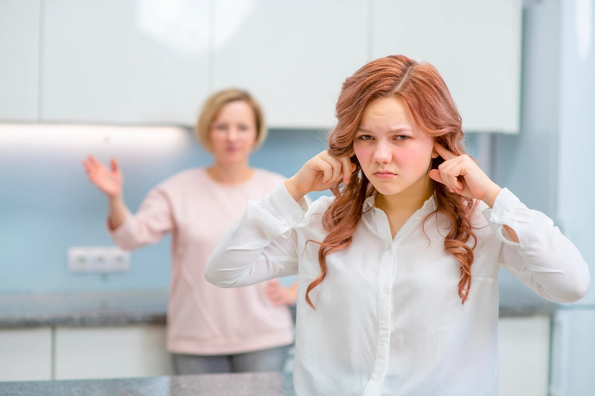 Самые болезненные фразы от родителей, после которых взрослые дети прекращают общение. Фото © Shutterstock / FOTODOM / Ermolaeva Olga 84