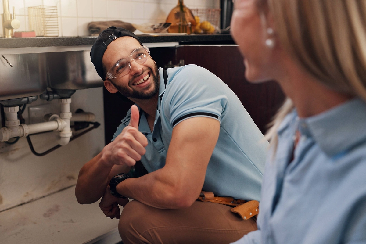 По каким признакам можно понять, что к вам пришёл не сантехник, а мошенник? Фото © Shutterstock / FOTODOM / PeopleImages