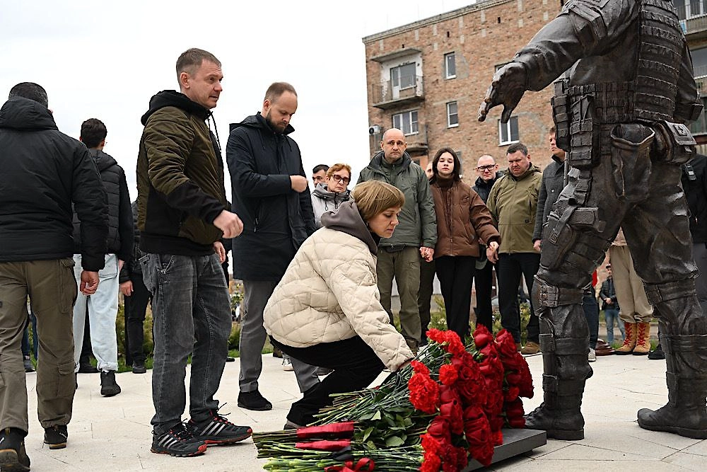 В Волновахе открыли памятник Герою России Жоге, погибшему при спасении мирных жителей