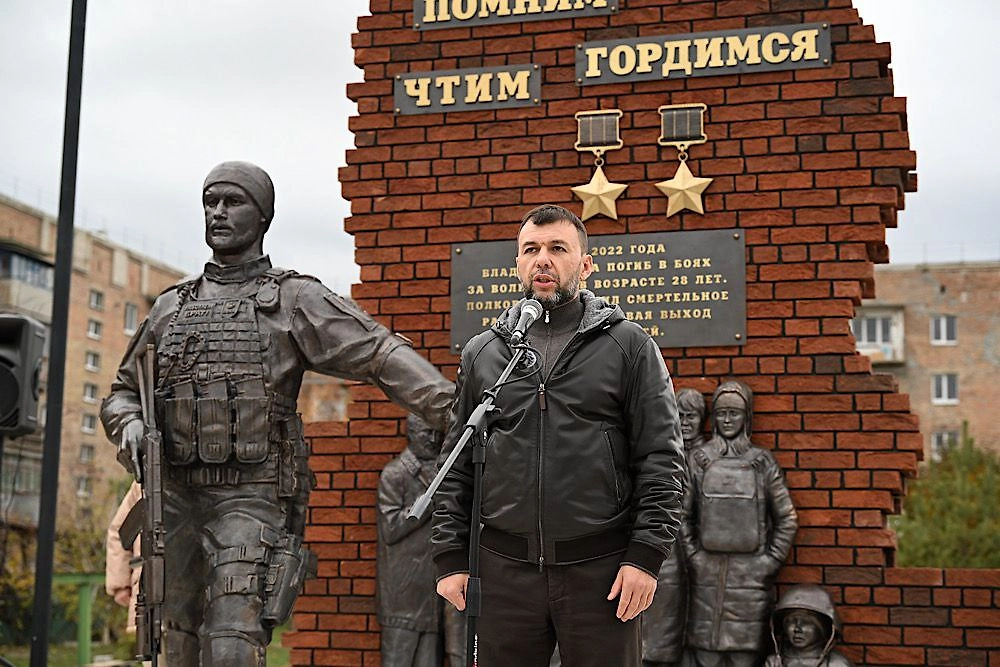 В Волновахе открыли памятник Герою России Жоге, погибшему при спасении мирных жителей