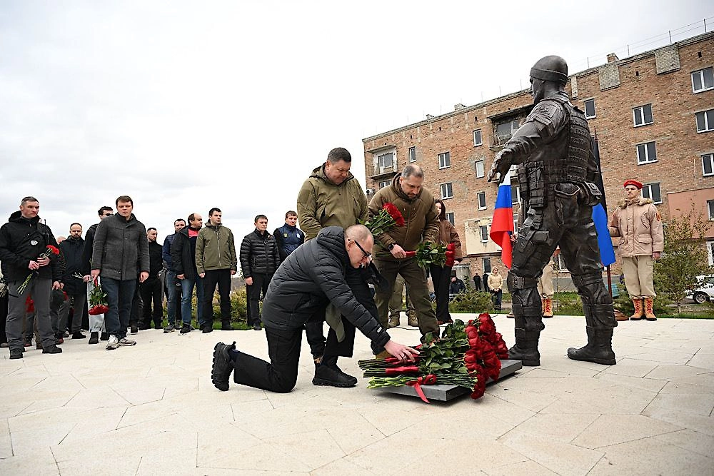В Волновахе открыли памятник Герою России Жоге, погибшему при спасении мирных жителей