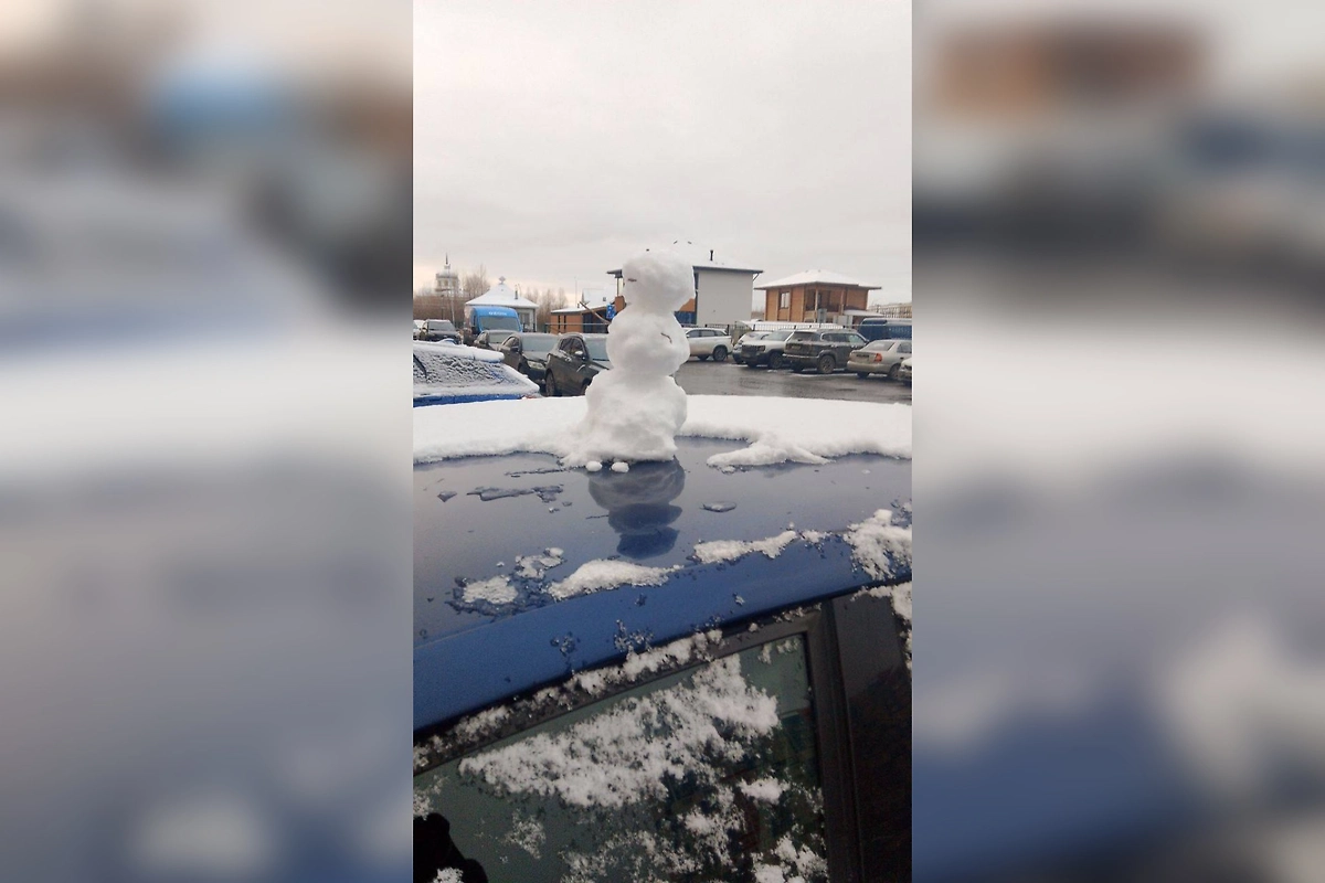 Жители Тюмени уже слепили первого снеговика. Фото © Telegram / Тюмень с огоньком