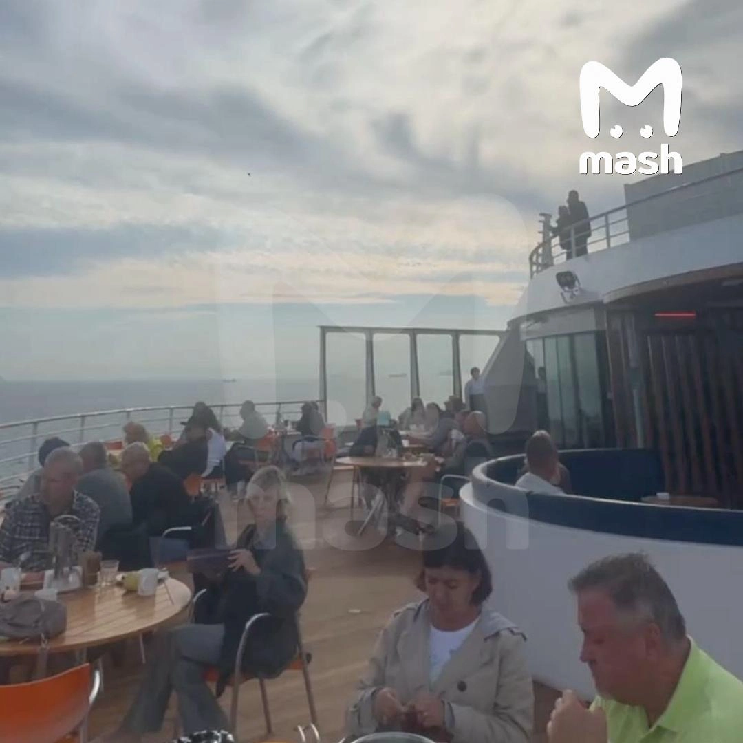 Больше 600 туристов из России застряли на круизном лайнере у берегов Турции. Видео © Telegram / Mash