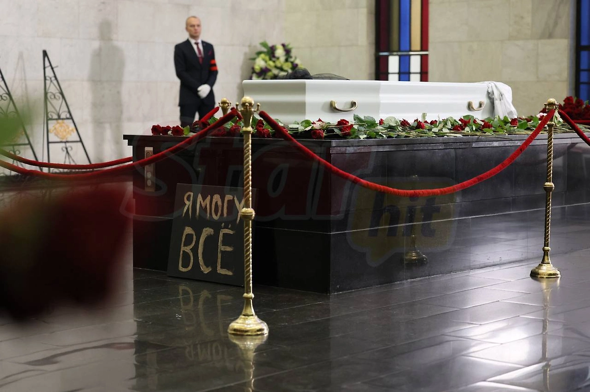 Табличка у гроба блогера Иры Небоги. Фото © Telegram / Starhit.ru