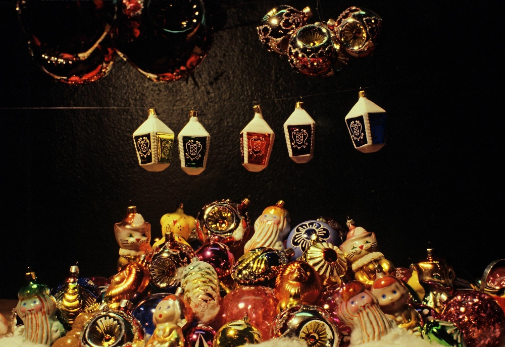 Самый недоступный советский шик — тематические фигурные наборы ёлочных игрушек. Фото © РИА «Новости» / Сергей Соловьёв