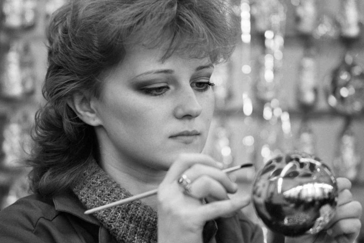 Если блата никакого не было, а праздника на Новый год хотелось, игрушки делали своими руками. Фото © ТАСС / Подэрни Роман