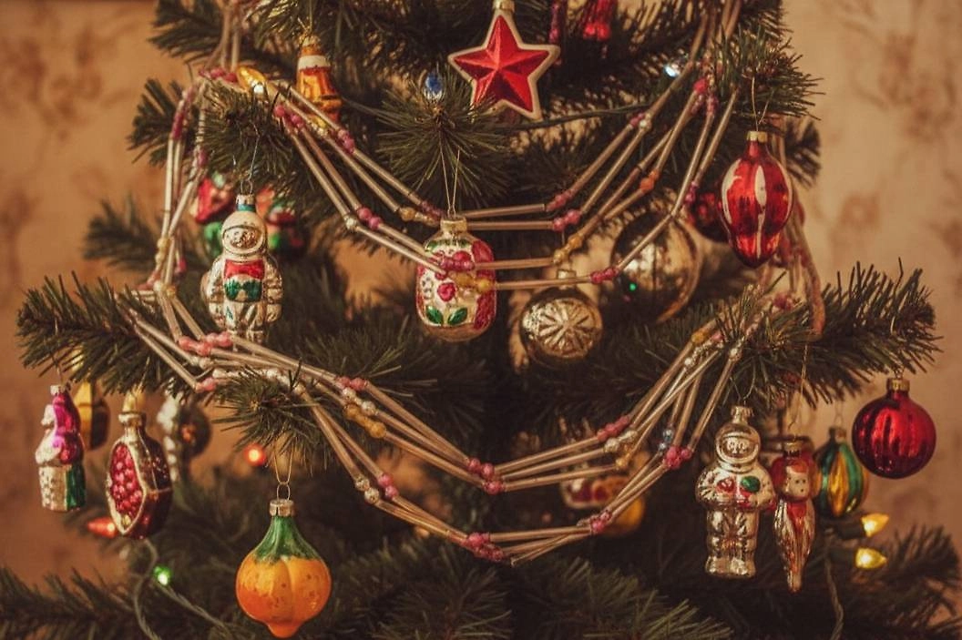 Ёлочные игрушки в виде стеклянных бус — это был дефицит. В производстве сложны, обращения к себе требуют нежного. Фото © Gemini Nano Banana