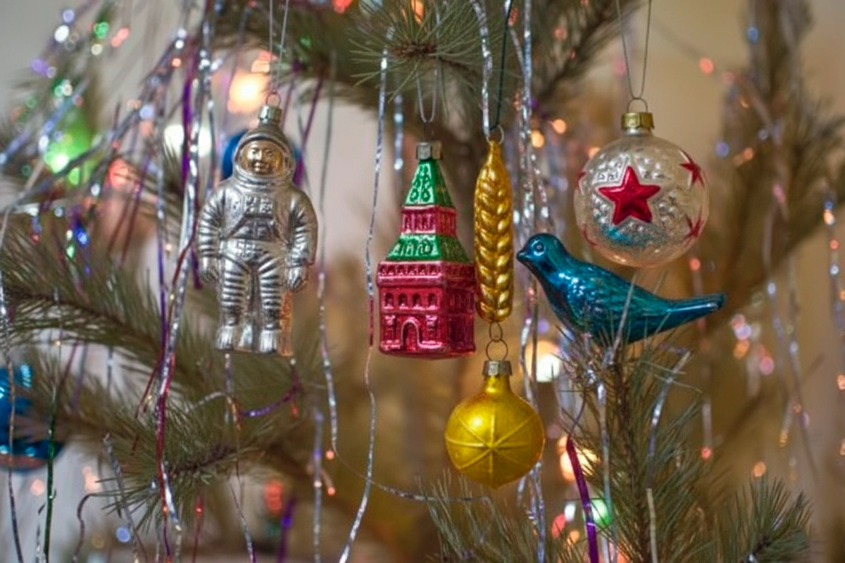 Ёлочная игрушка «дождик» — без неё нет никакого праздника. Но на Новый год её было трудно достать. Фото © Gemini Nano Banana