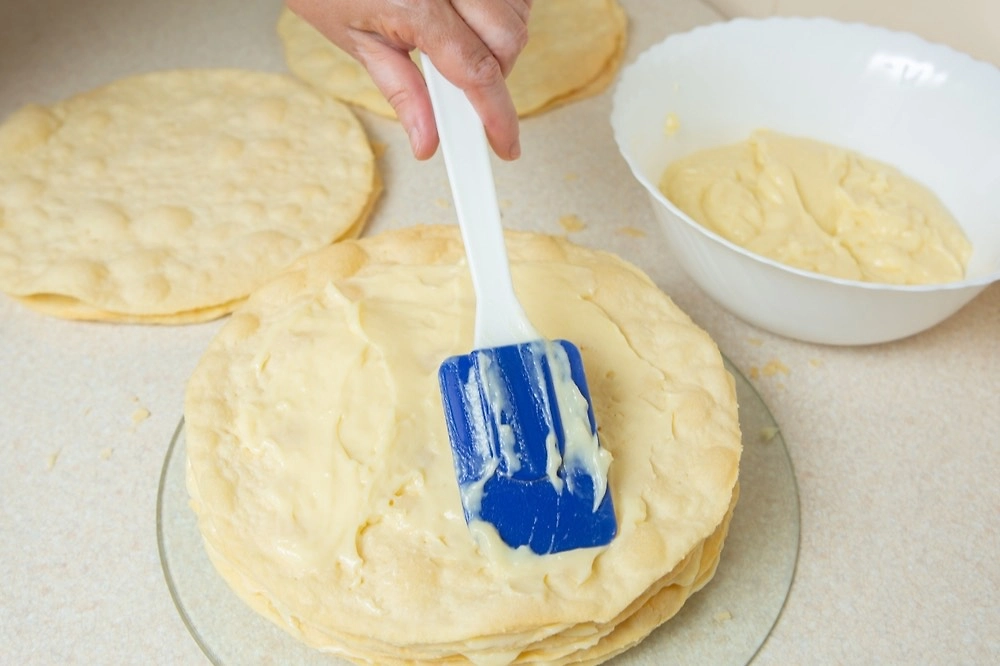 Слои крема и крошка сверху. Фото © Shutterstock / FOTODOM / Yuriy Balagula