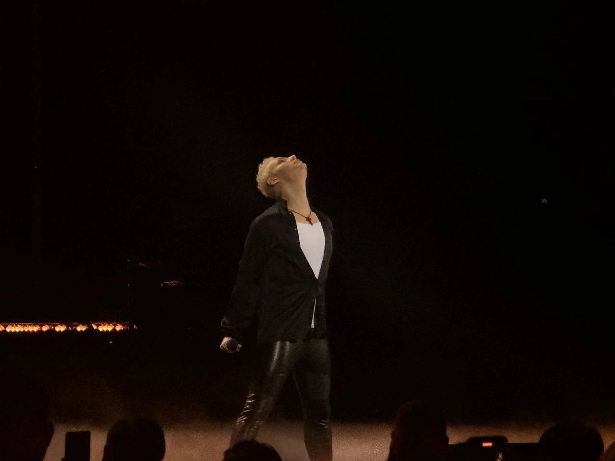 Life.ru показал, как Shaman отметил 34-летие в Кремле концертом «30 лет на сцене»