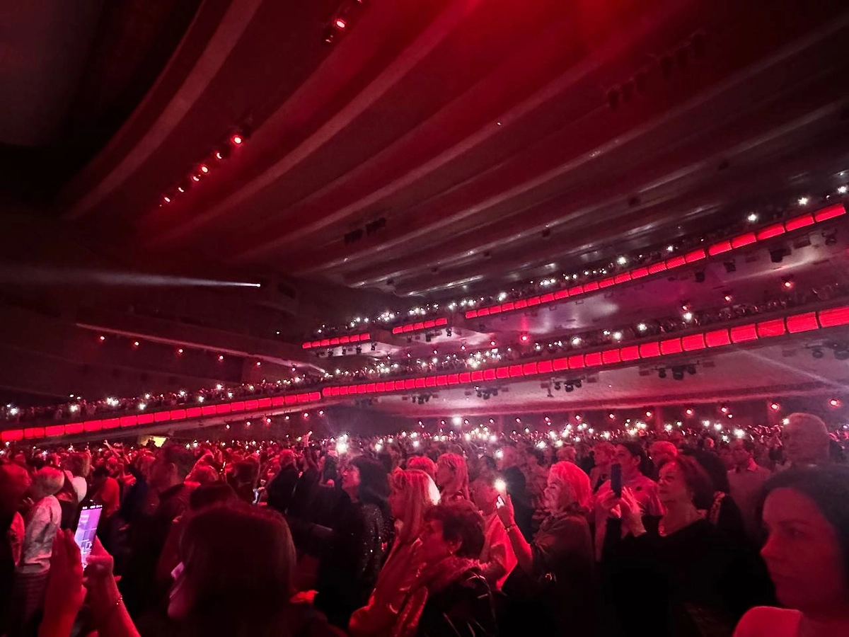 Life.ru показал, как Shaman отметил 34-летие в Кремле концертом «30 лет на сцене»