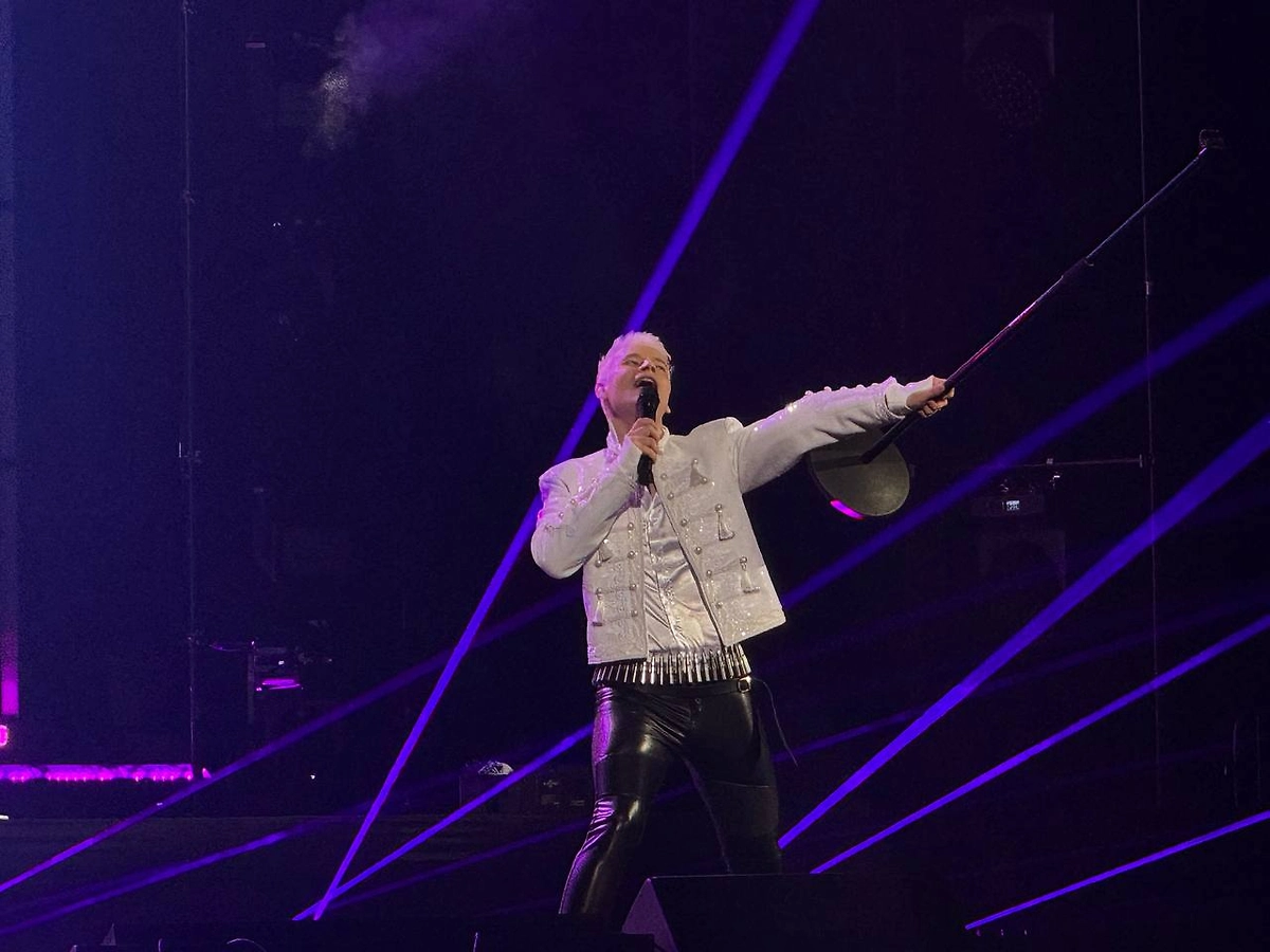 Life.ru показал, как Shaman отметил 34-летие в Кремле концертом «30 лет на сцене»