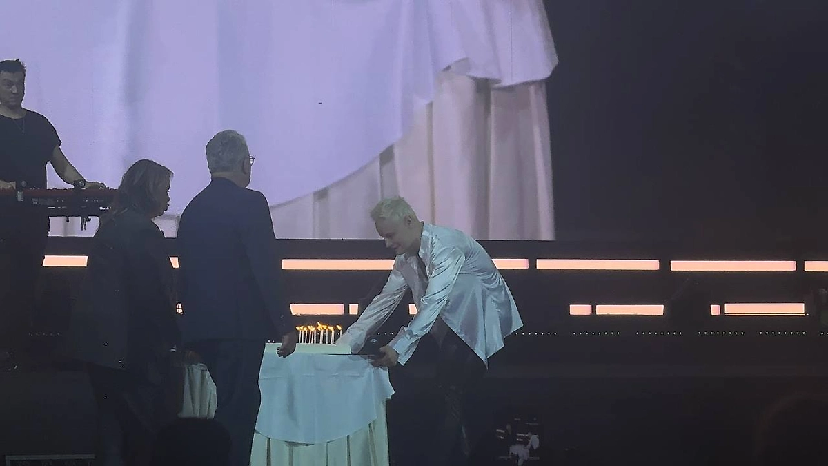 Life.ru показал, как Shaman отметил 34-летие в Кремле концертом «30 лет на сцене»