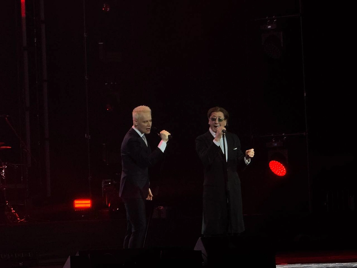 Life.ru показал, как Shaman отметил 34-летие в Кремле концертом «30 лет на сцене»