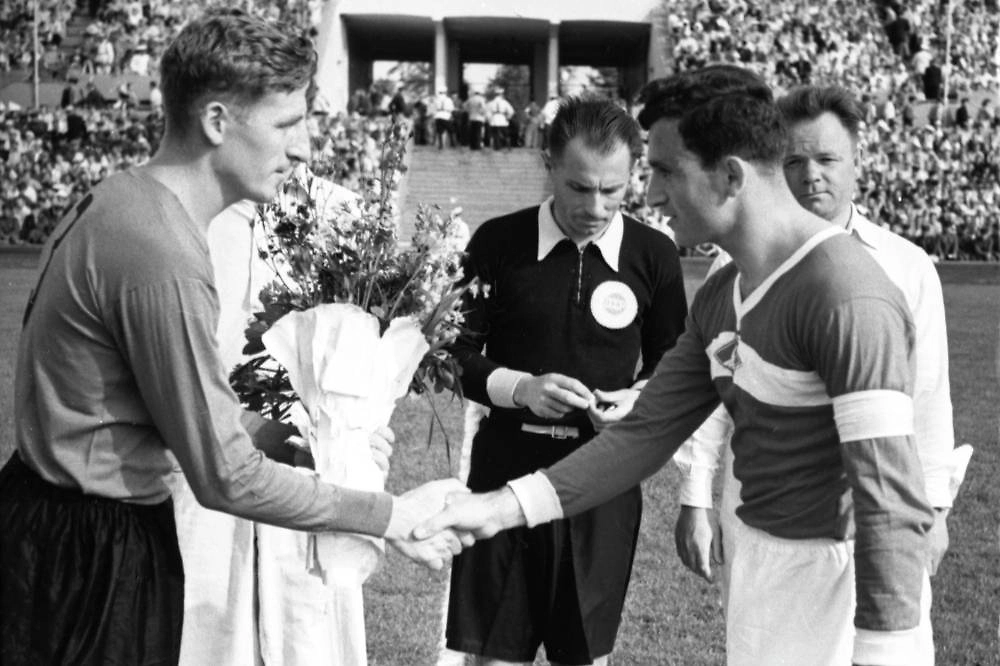 Встреча московских футбольных команд «Локомотив» и «Спартак». Капитан «Локомотива» Геннадий Забелин (слева) и капитан «Спартака» Никита Симонян перед началом матча. Фото © РИА Новости / Леонид Доренский