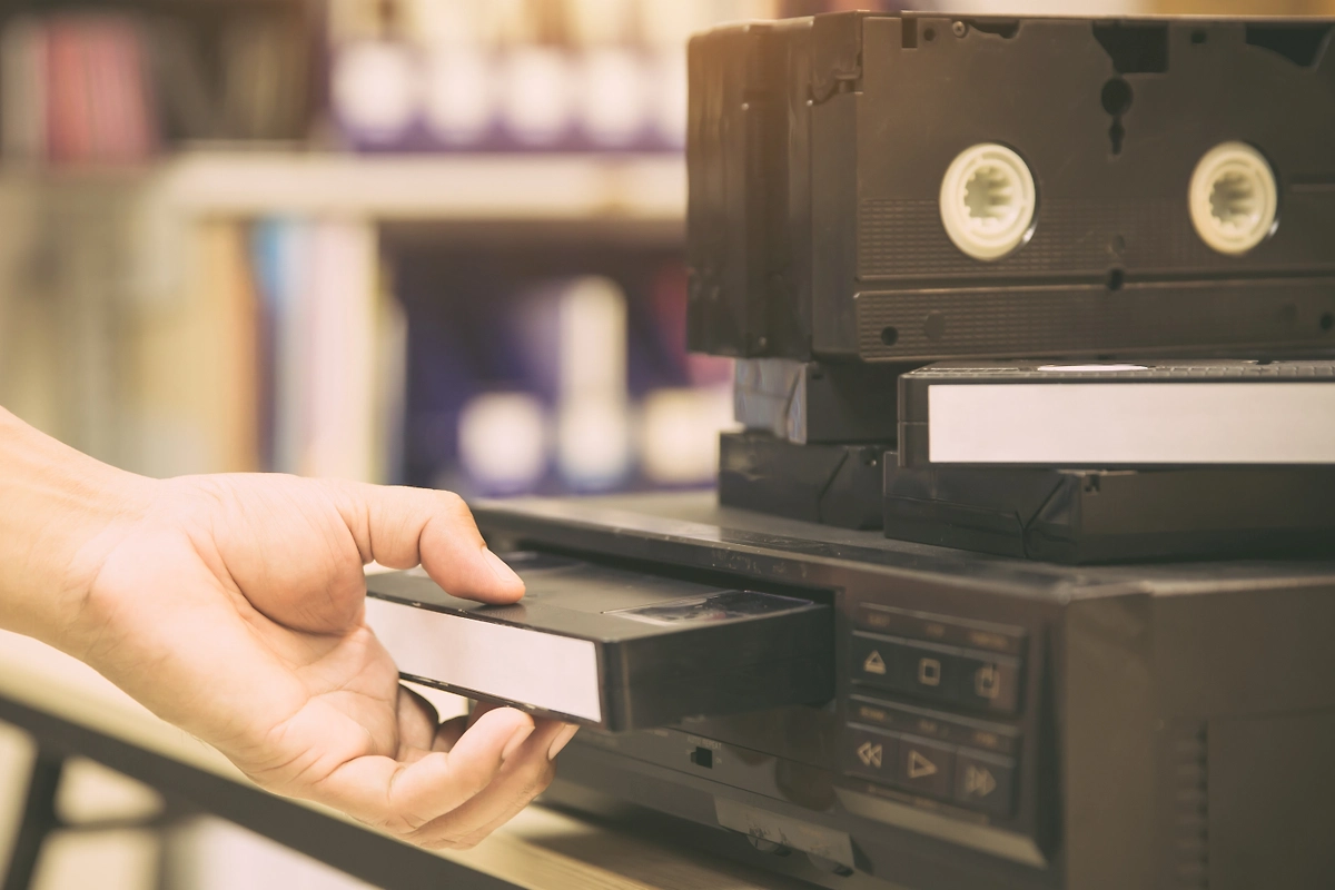 Куда делись культовые предметы из 90-х: от видеомагнитофонов до тамагочи. Фото © Shutterstock / FOTODOM / Eakrin Rasadonyindee