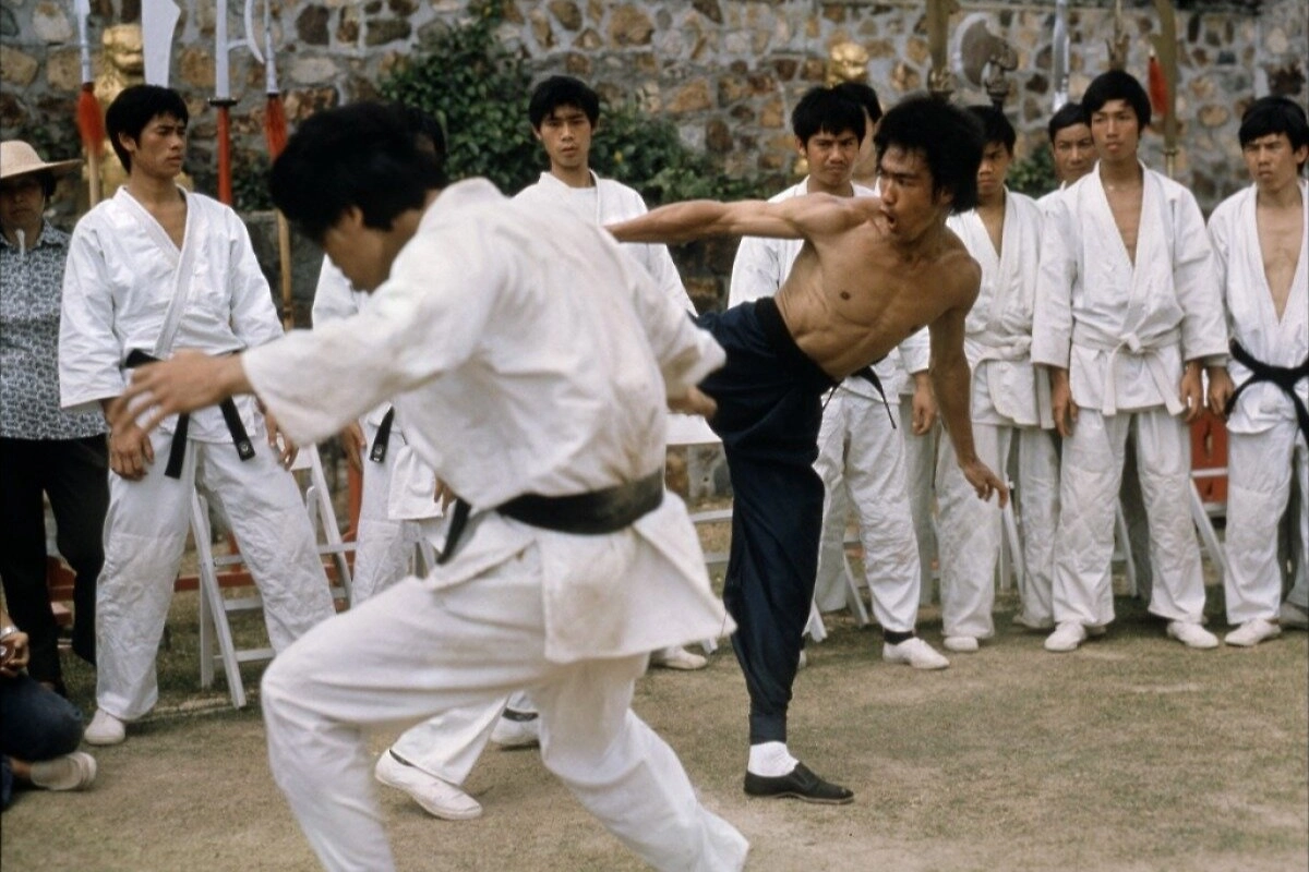 Операторы просили Брюса Ли бить не так быстро, чтобы успеть запечатлеть движение. Фото © «Выход дракона», режиссёр Роберт Клауз, сценарист Майкл Аллин / Kinopoisk