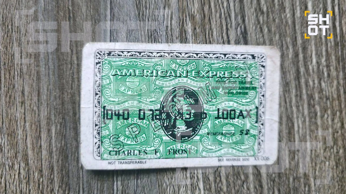 Банковская карта одного из диверсантов. Фото © SHOT