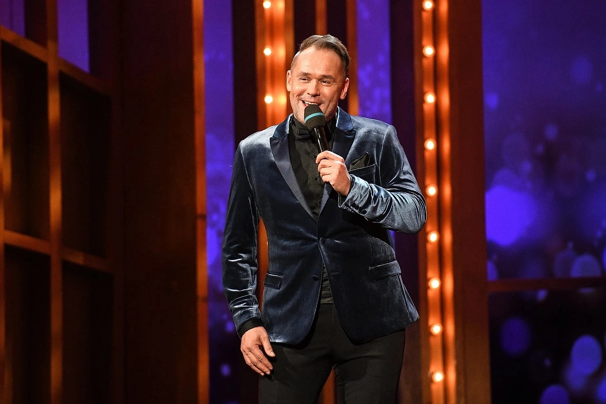 Шоу «Три аккорда» — его ведущим является Максим Аверин, а состав жюри может меняться. Такое интересное шансон шоу на «Первом канале». Фото © VK / Три аккорда 