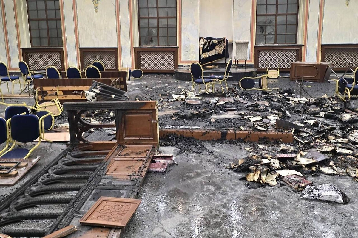 Последствия поджога синагоги. Фото © X / Сергей Дорожный