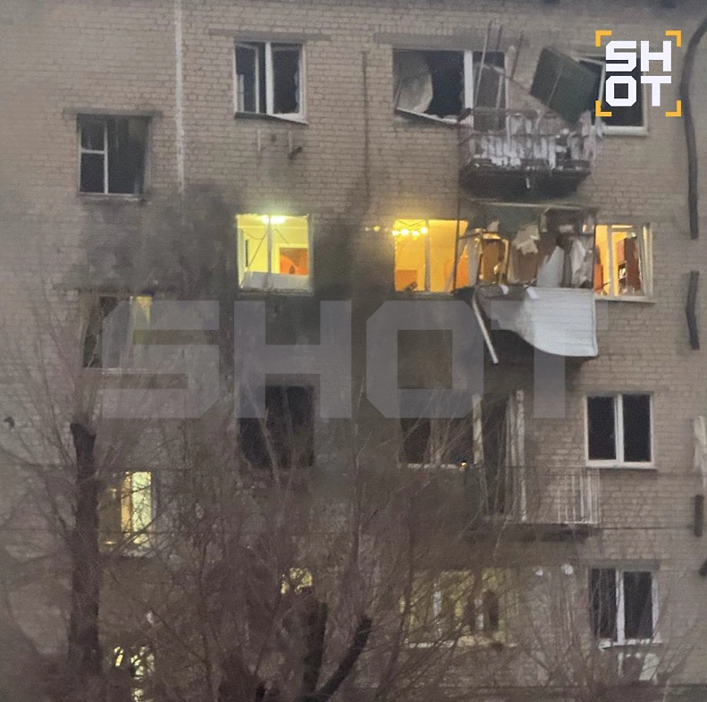 Дрон ВСУ врезался в многоэтажку в Волгограде. Фото © SHOT
